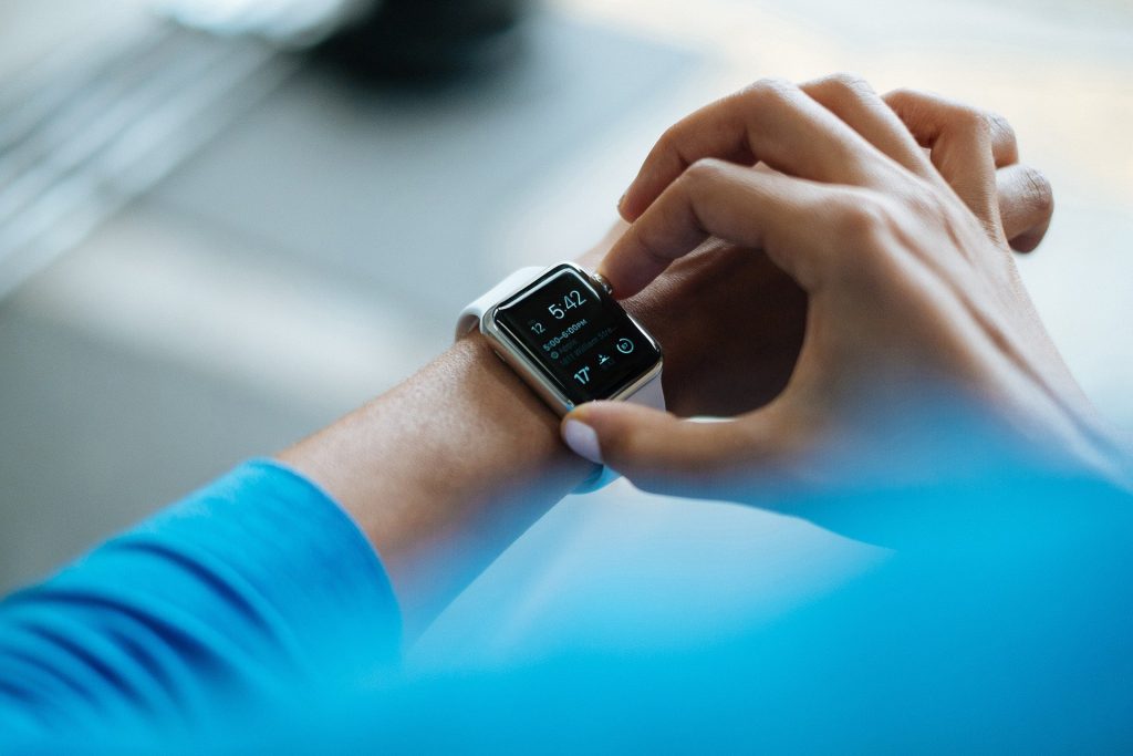 Pessoa configurando seu smartwatch.