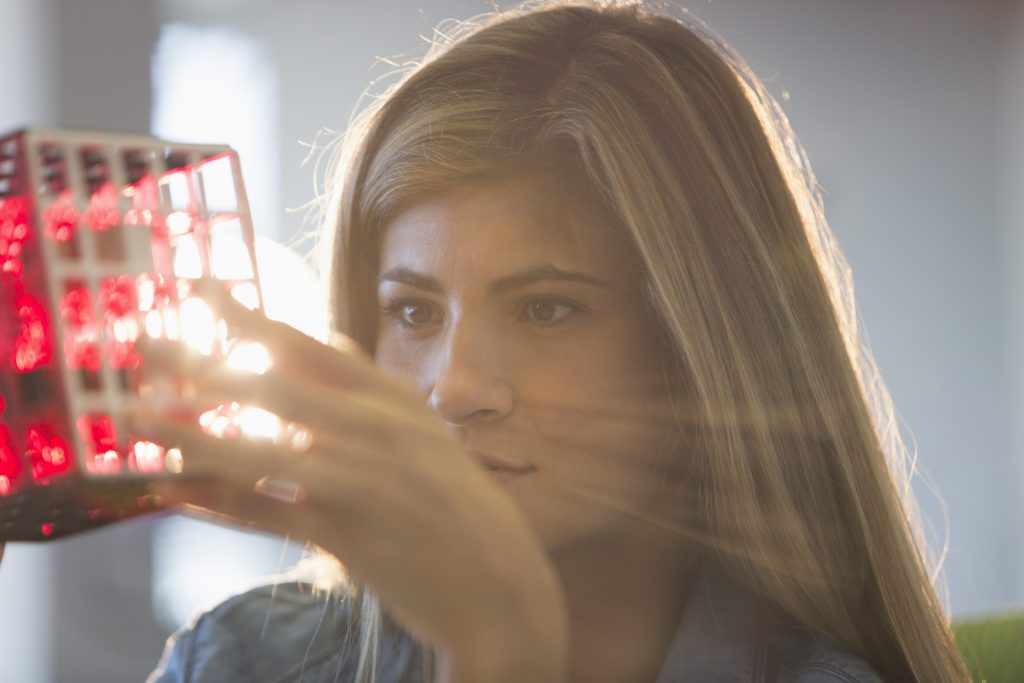 Mulher observando cubo