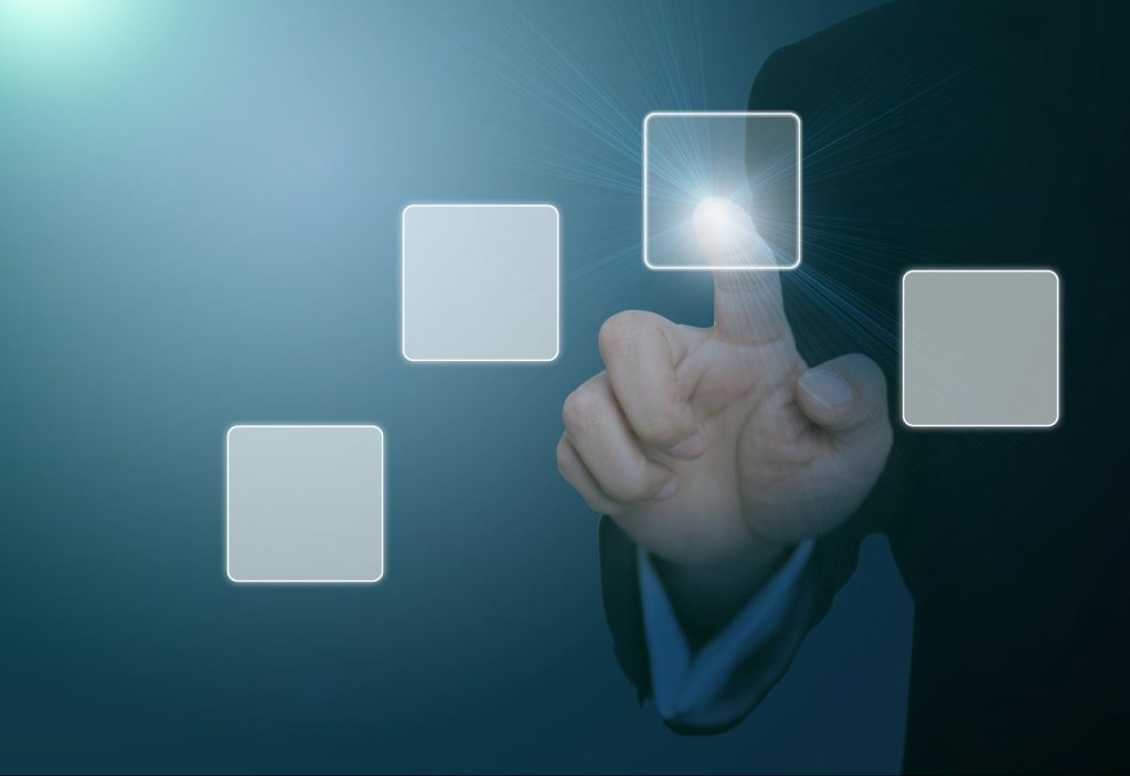 Pessoa clicando em símbolos quadrados e iluminados.