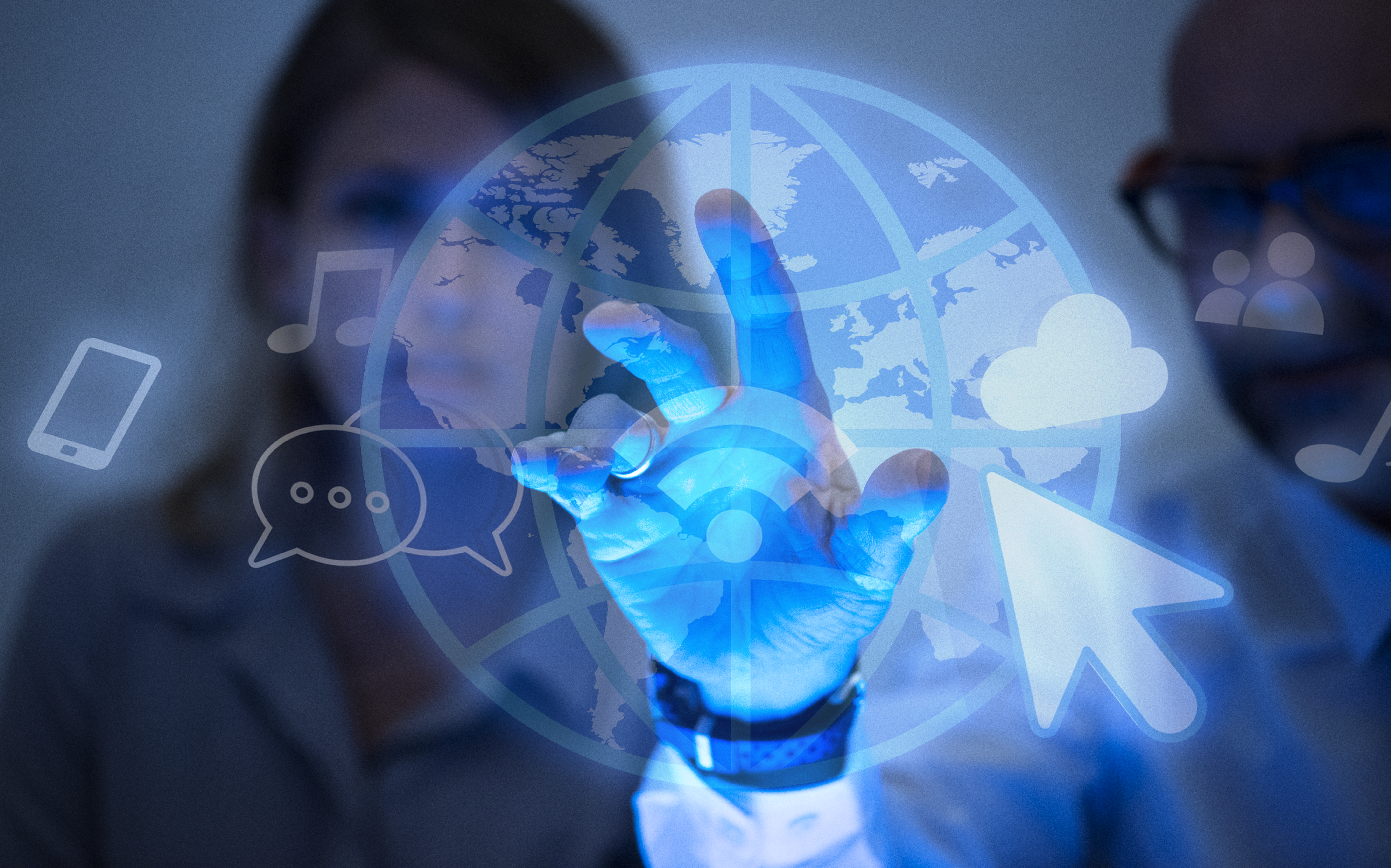 imagem de duas pessoas tocando um vidro com um planeta, como se ele tivesse a função touch. A imagem ilustra o texto: 