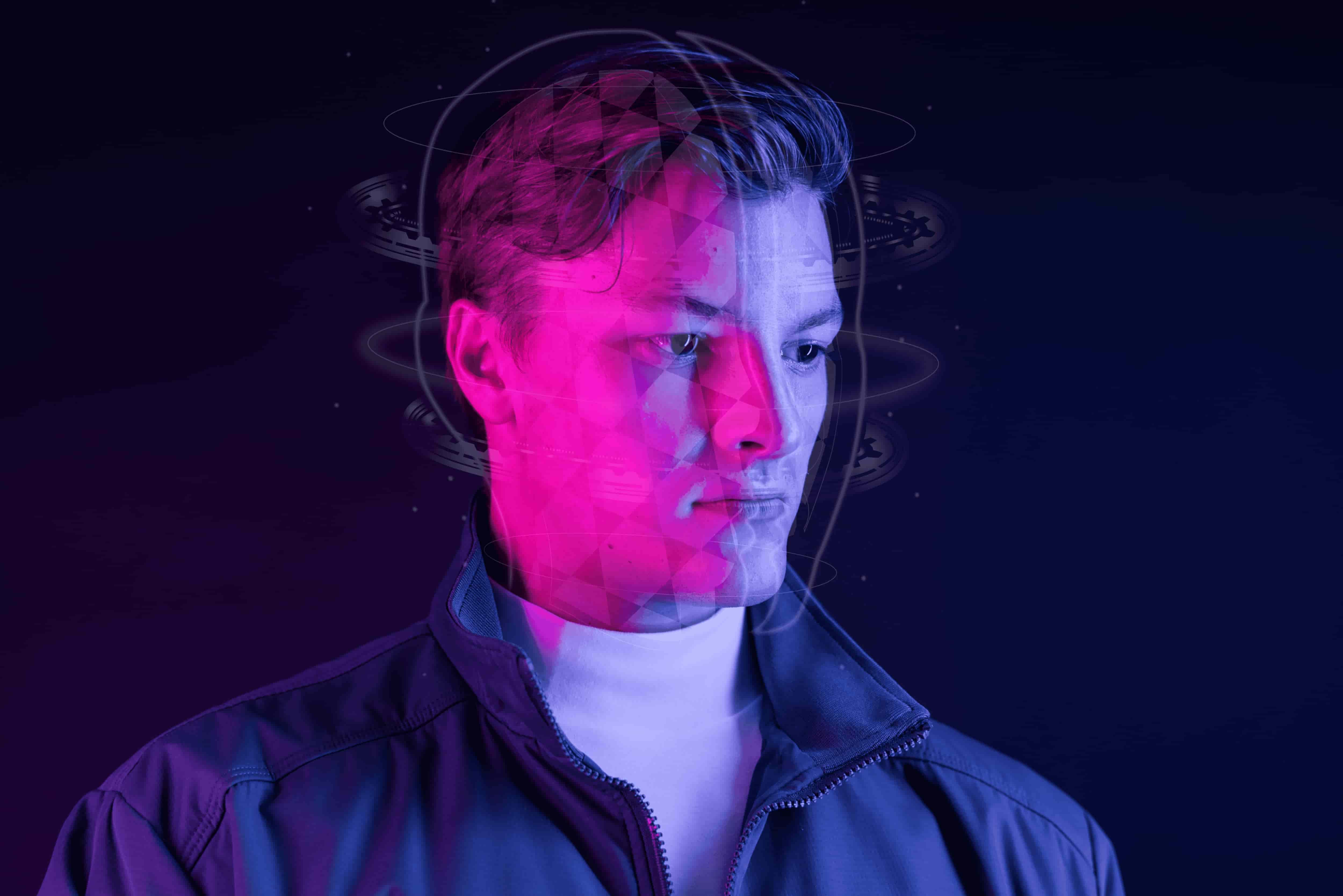 linguagem-natural Imagem composta pela foto de um homem com traços vetorizados que remetem à robótica. A imagem visa ilustrar a linguagem natural e sua importância para a revolução digital.