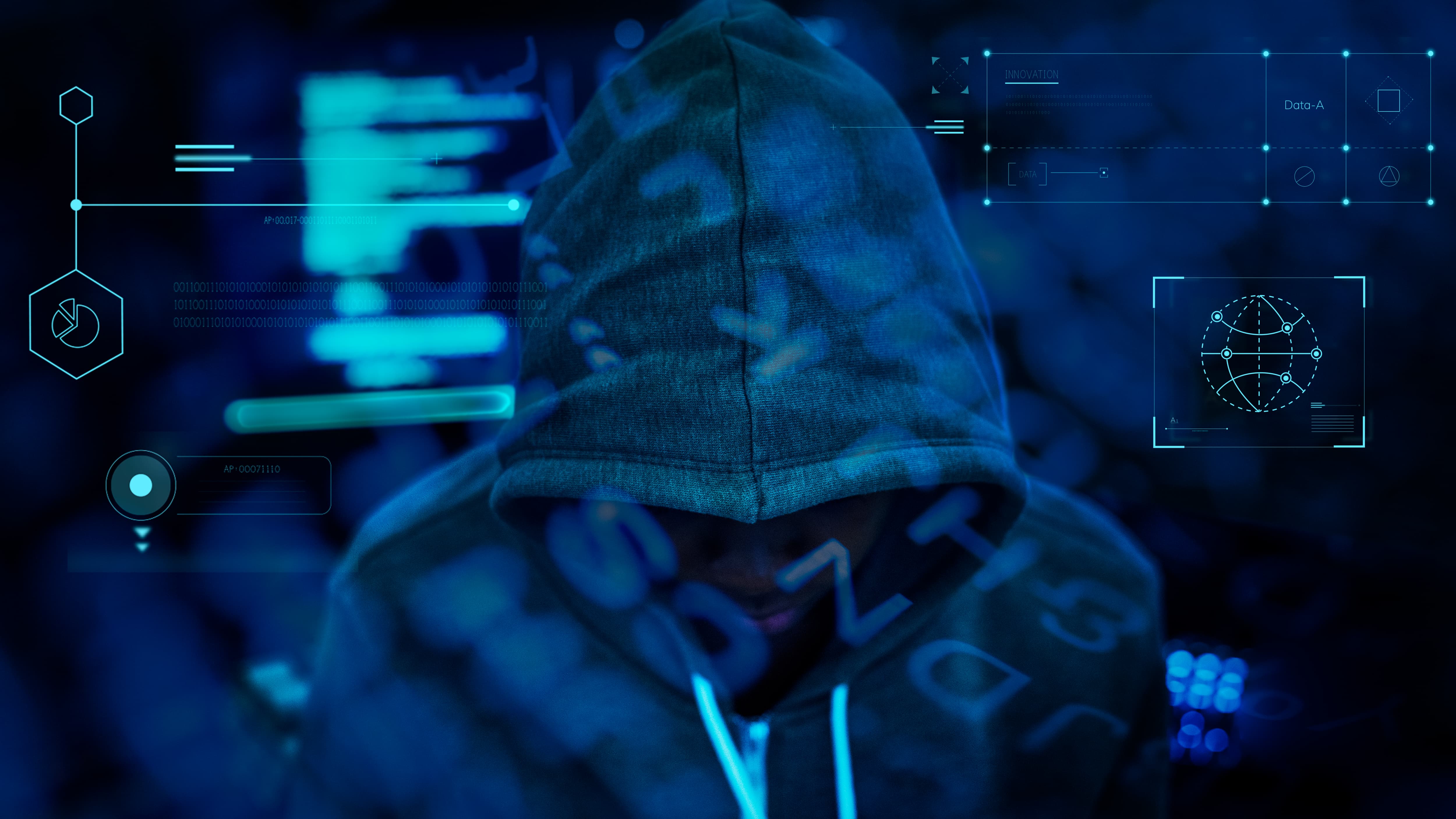 Homem de capuz no escuro simulando um hacker