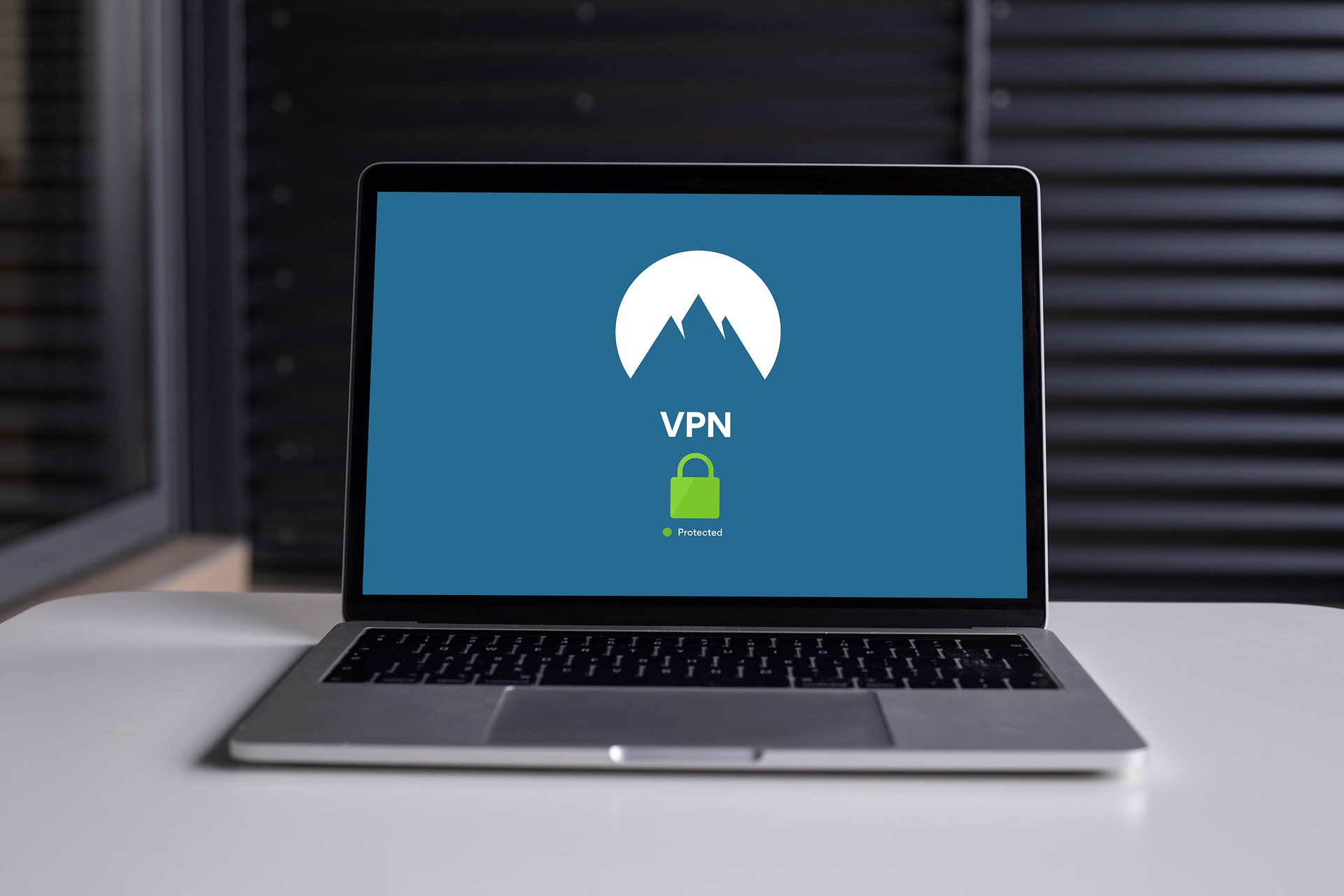 Notebook aberto com a proteção de tela mostrando o símbolo de vpn