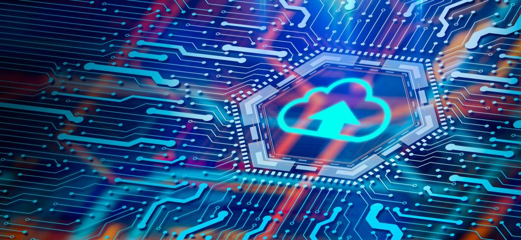 close de um circuito eletrônico, com um ícone de download em nuvem ao centro