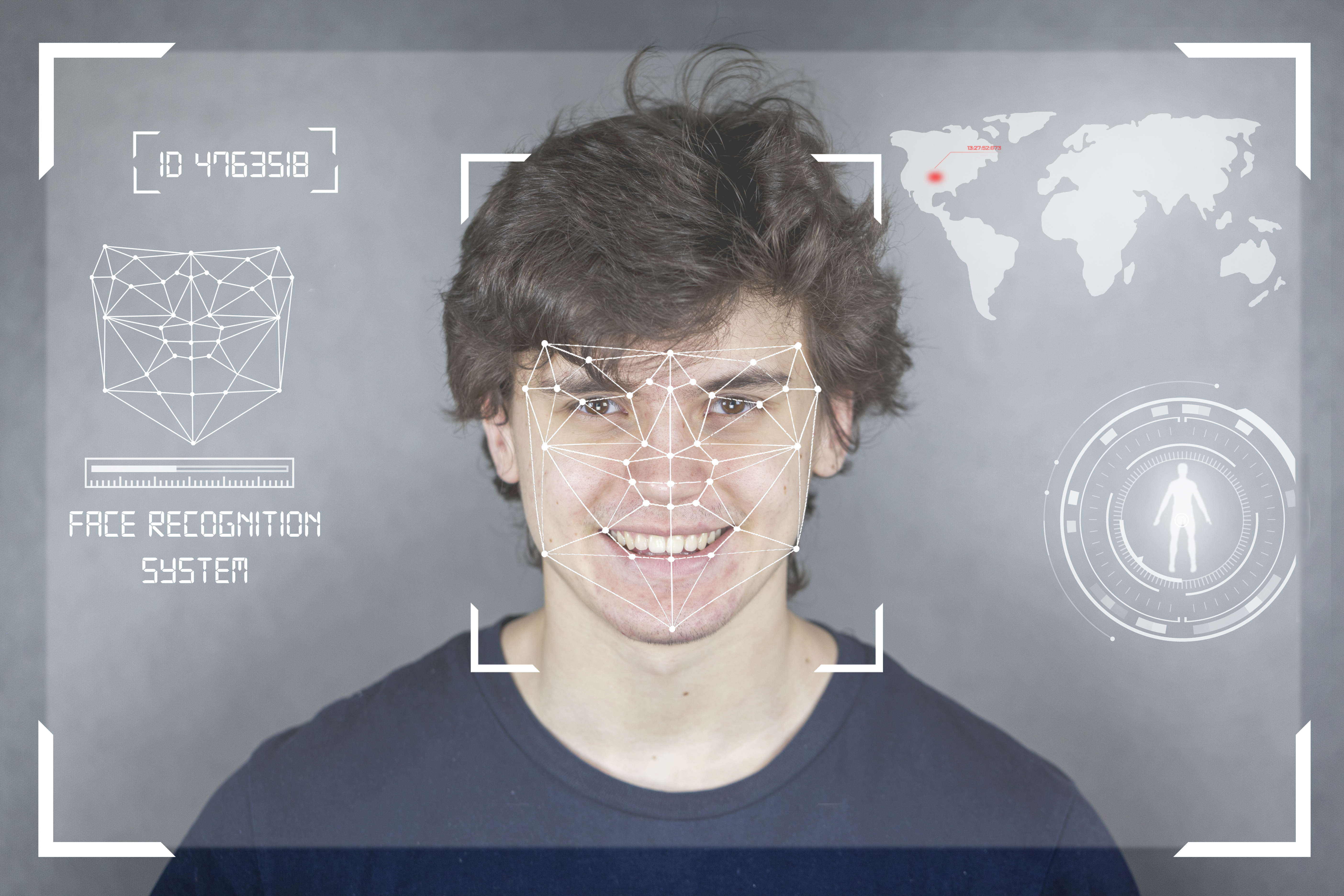 Imagem com fundo cinza, do lado esquerdo há o desenho de várias linhas juntas que parecem ser o esboço de um rosto, ao centro há um homem sorrindo e em cima do rosto dele há as mesmas linhas preenchendo os pontos da face, ao redor da cabeça dele há arestas brancas e do lado direito há o desenho de um pedaço do mapa mundi.