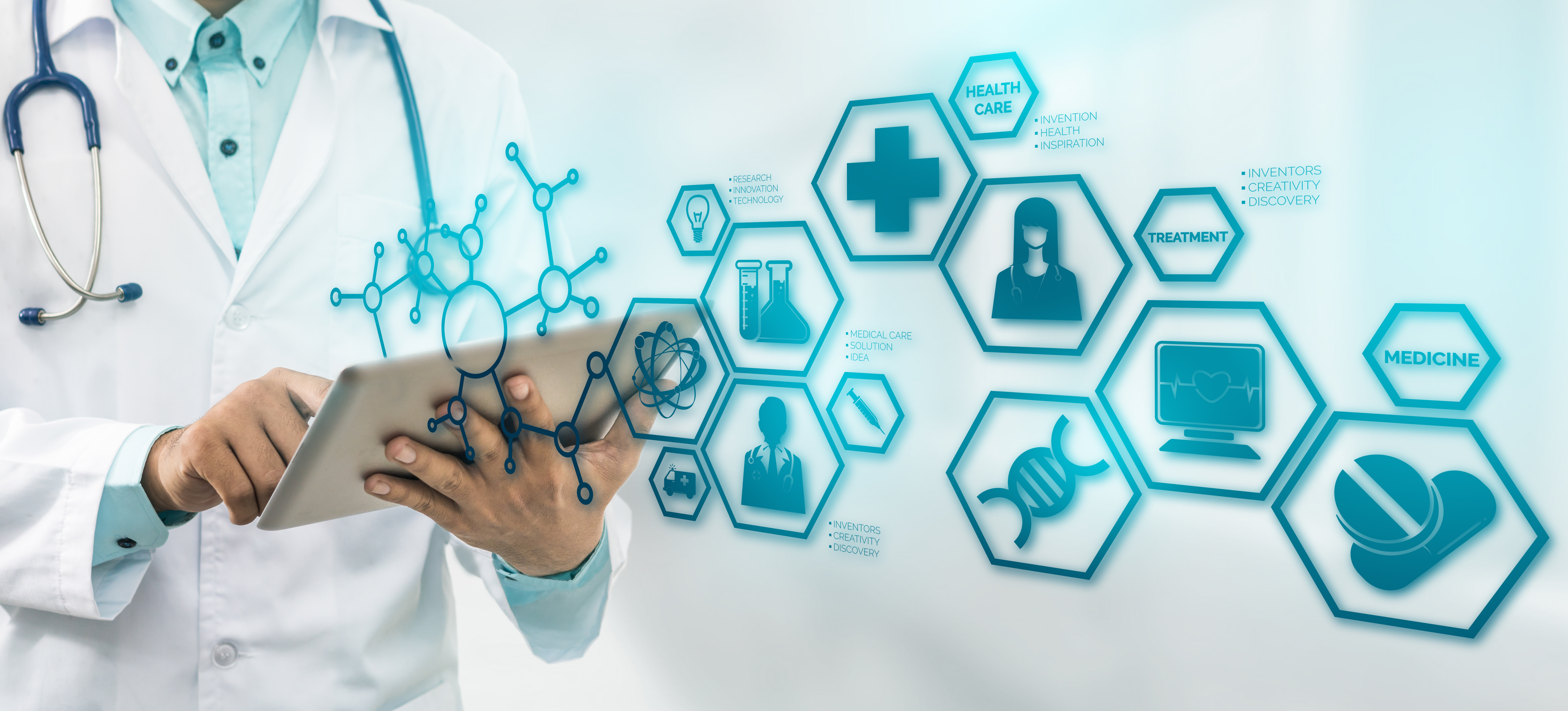 Imagem em tons de branco e azul, do lado esquerdo há um médico segurando uma tablet e teclando no mesmo, do lado direito há alguns símbolos da área da saúde como um DNA, a imagem representa a inovação na saúde