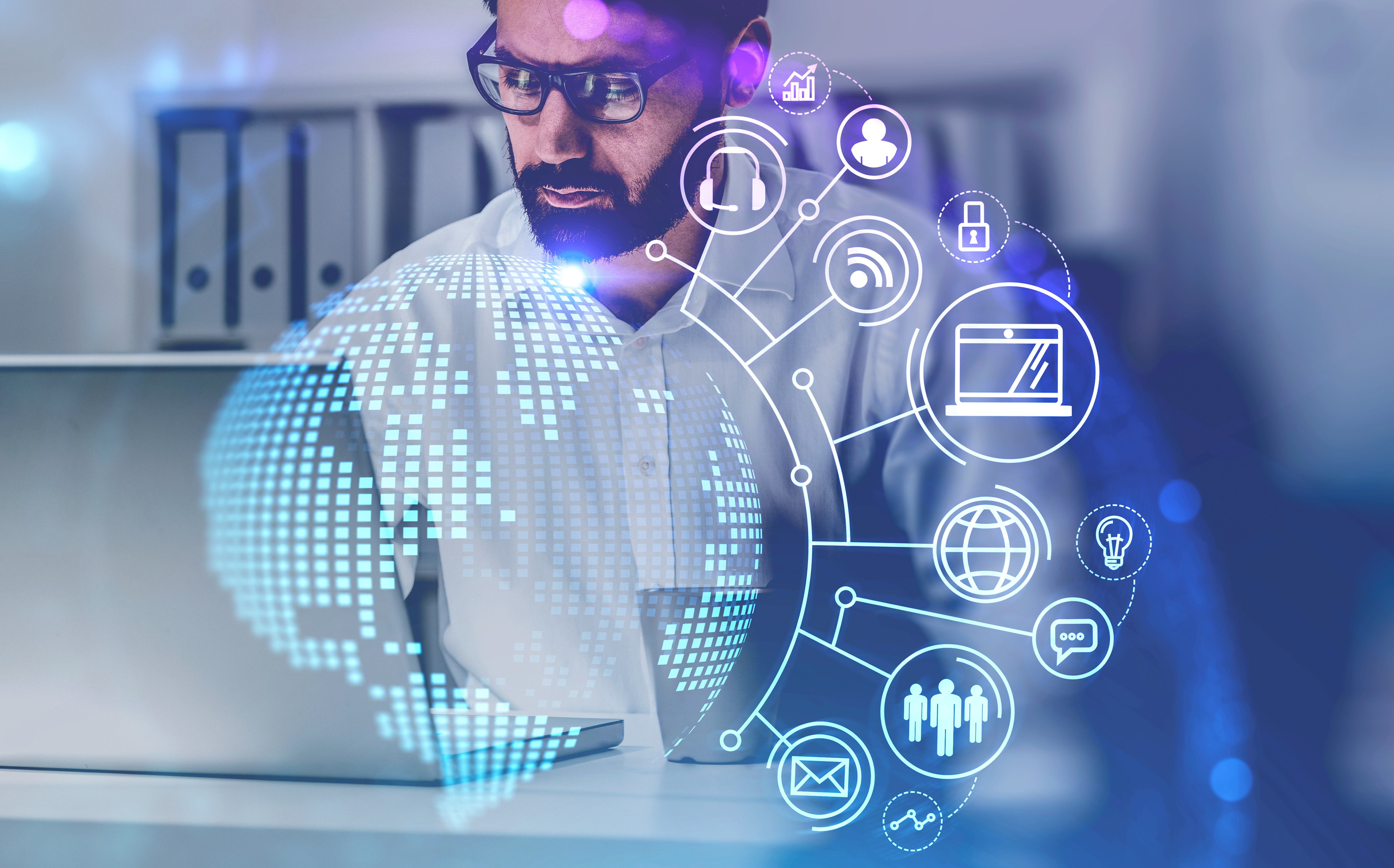 Imagem em tons de azul, ao centro há um médico de frente para um notebook e olhando para ele usando óculos, na frente dele há desenhos de um globo terrestre e dele sai conexões de outros símbolos como wifi, monitor e pessoas. A fotografia representa a inovação na saúde.