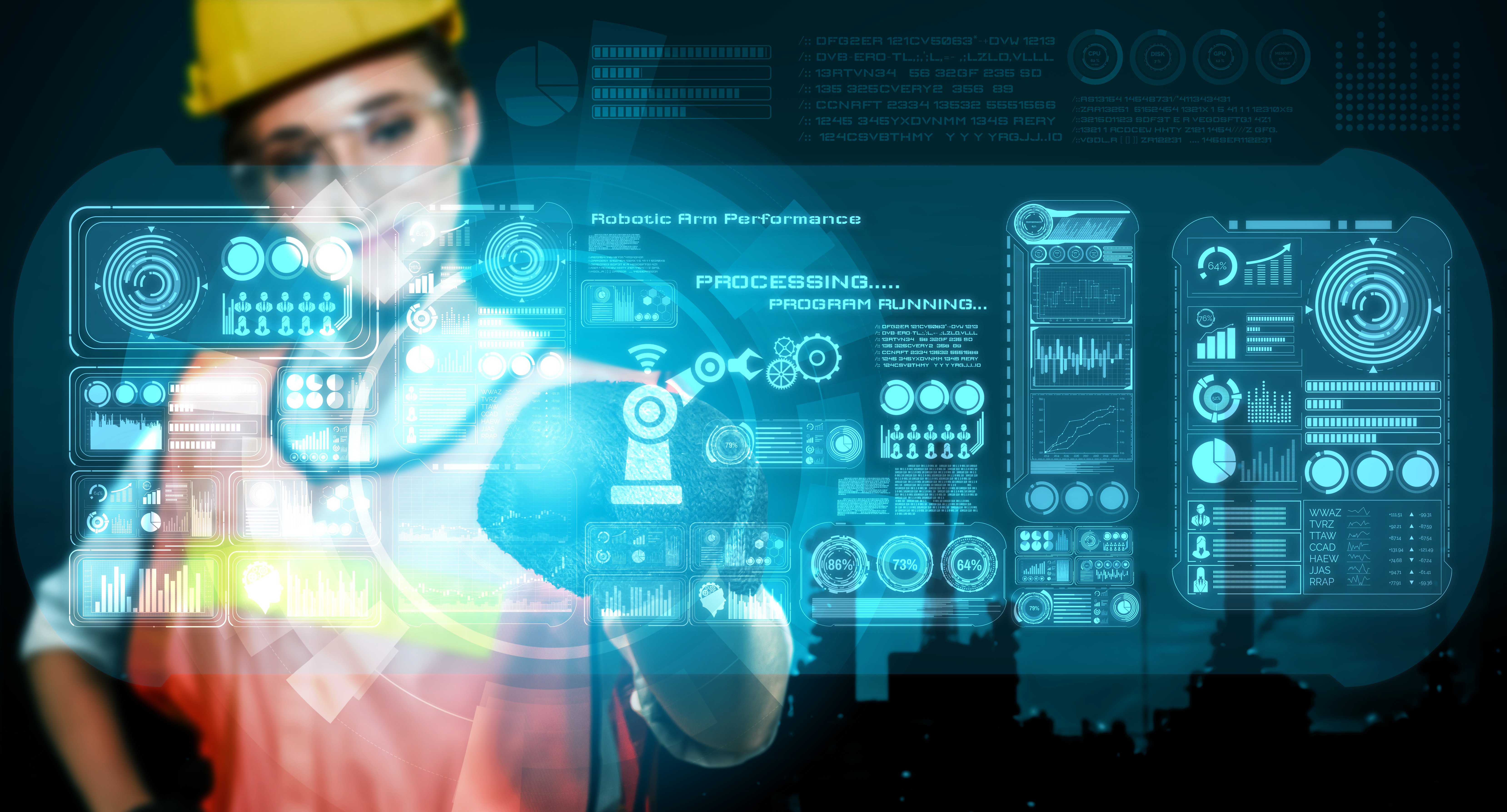 Imagem escura em tons de preto e azul, do lado esquerdo há uma mulher vestida com uniforme da indústria, está usando uma camiseta laranja e um capacete amarelo, ela está tocando na tela a sua frente que há um painel visual desenhado virtualmente com vários símbolos e botões, ao fundo há a sombra de uma cidade. 