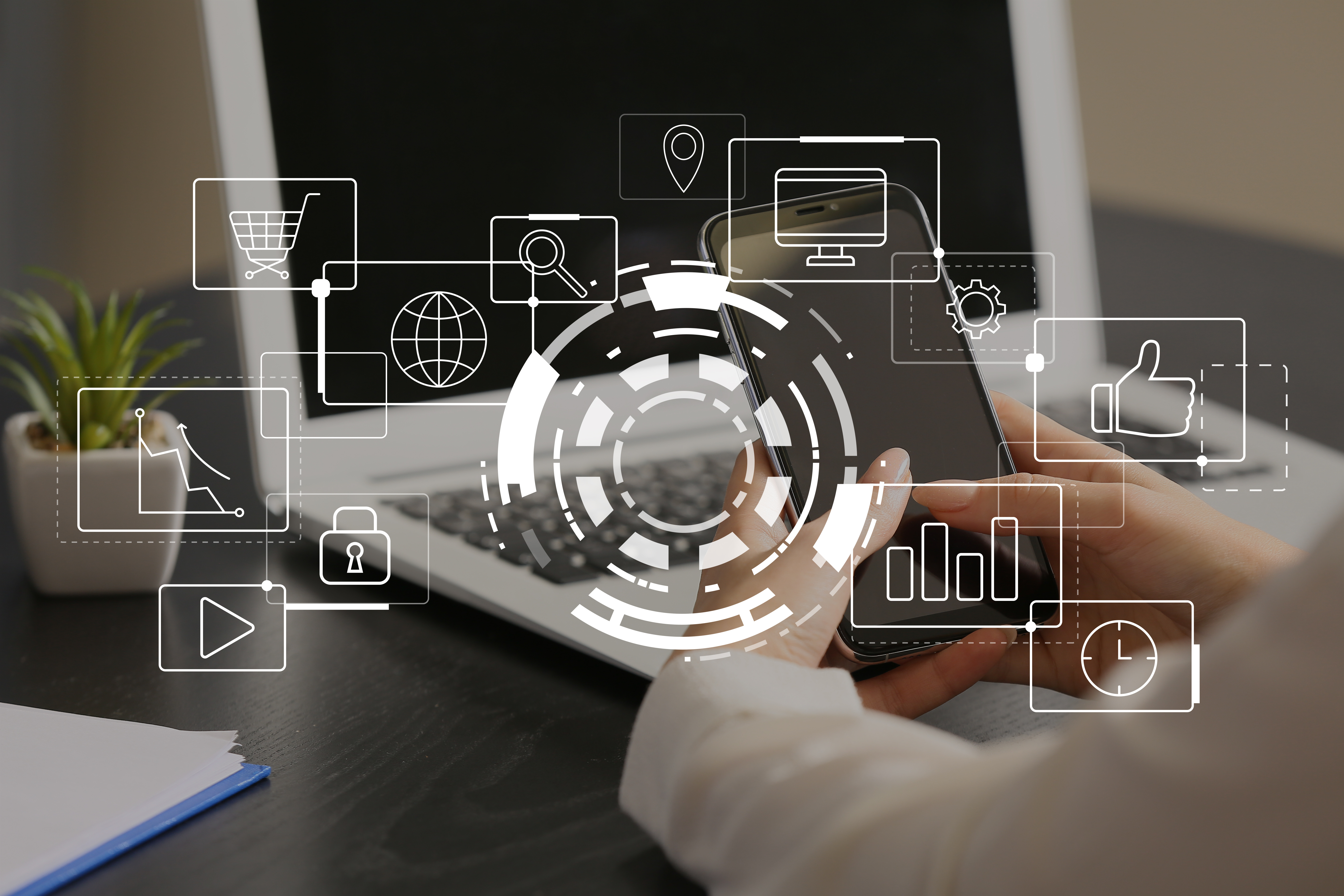 Da esquerda para a direita há um pedaço de um caderno em branco, um mini vaso de planta com uma dentro, um notebook branco com a tela desligada e uma mulher de costas segurando um celular com a tela preta, na frente de tudo isso há desenhos digitais, retângulos com símbolos dentro como uma lupa, uma localização, um relógio, um joinha, um cadeado, um globo, um carrinho de compras, uma gráfico de barras, entre outros, e, ao centro, há uma série de círculos. 