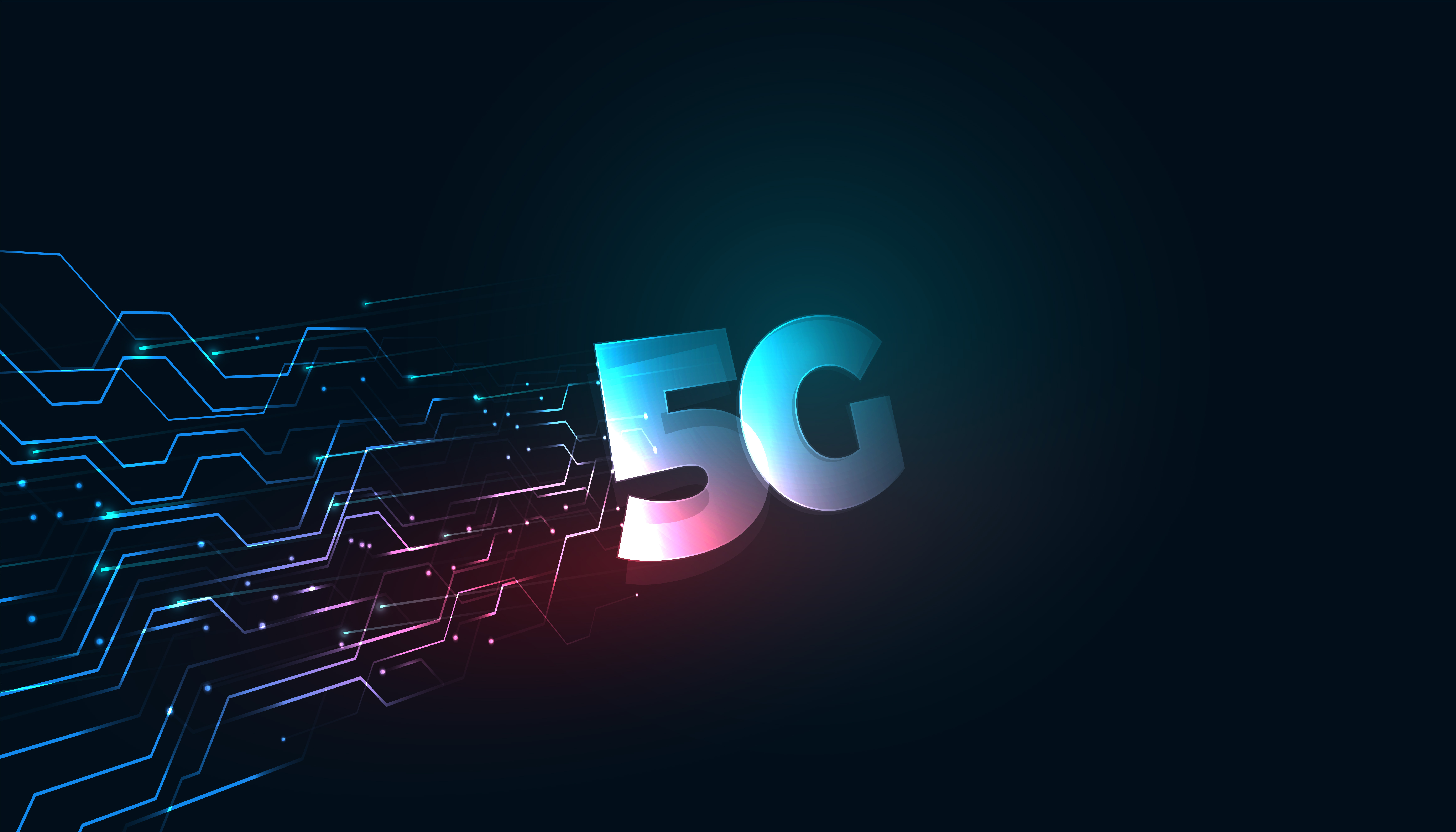 Imagem com fundo escuro/preto com um desenho digital ao centro, do lado esquerdo aparecem linhas que quase formam figuras geométricas. Elas parecem estar iluminadas e saindo do que há no centro da imagem, um 5G escrito de forma grande e iluminado por cores azul e rosa, assim como as linhas retangulares.