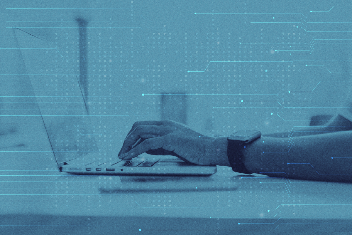 Fundo azul de tecnologia de dados com mídia remixada por hacker, no centro da imagem há uma mão teclando em um notebook branco.