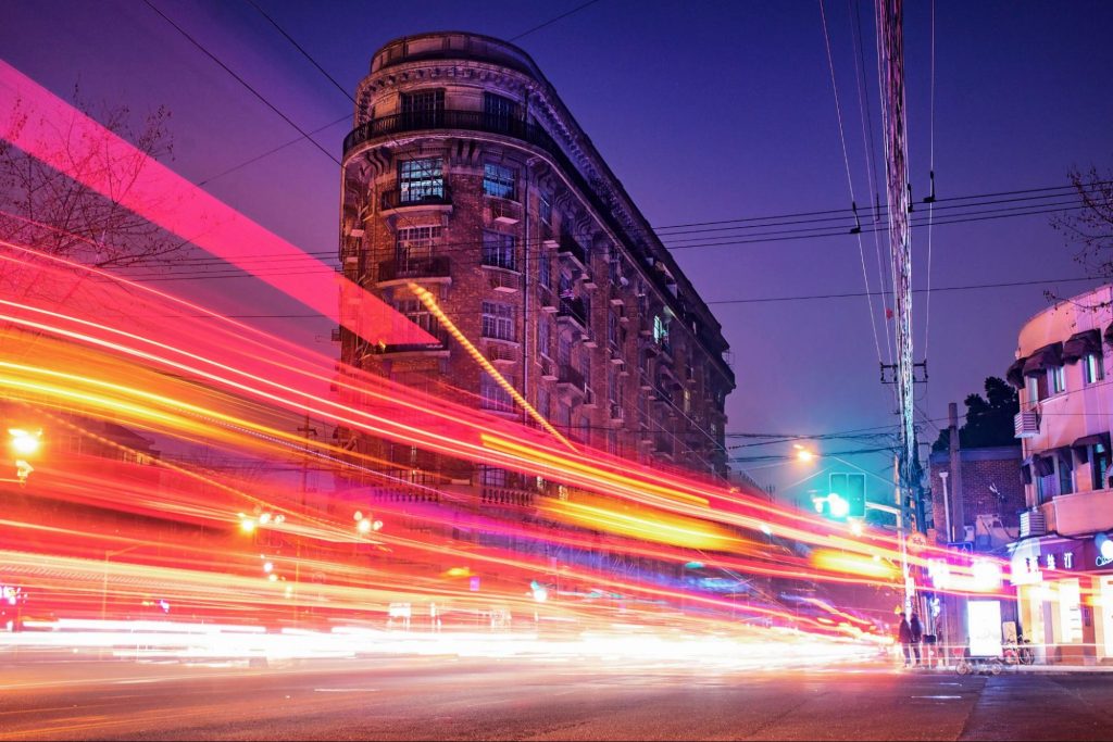 Rua com faixas de luz representando a velocidade no multicloud