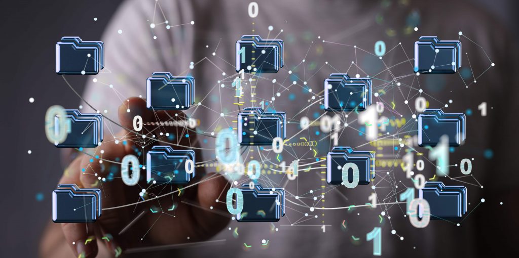 uma pessoa clicando em um painel holográfico cheio de ícones de pastas interligadas, com vários 0 e 1 sobrepostos aos ícones