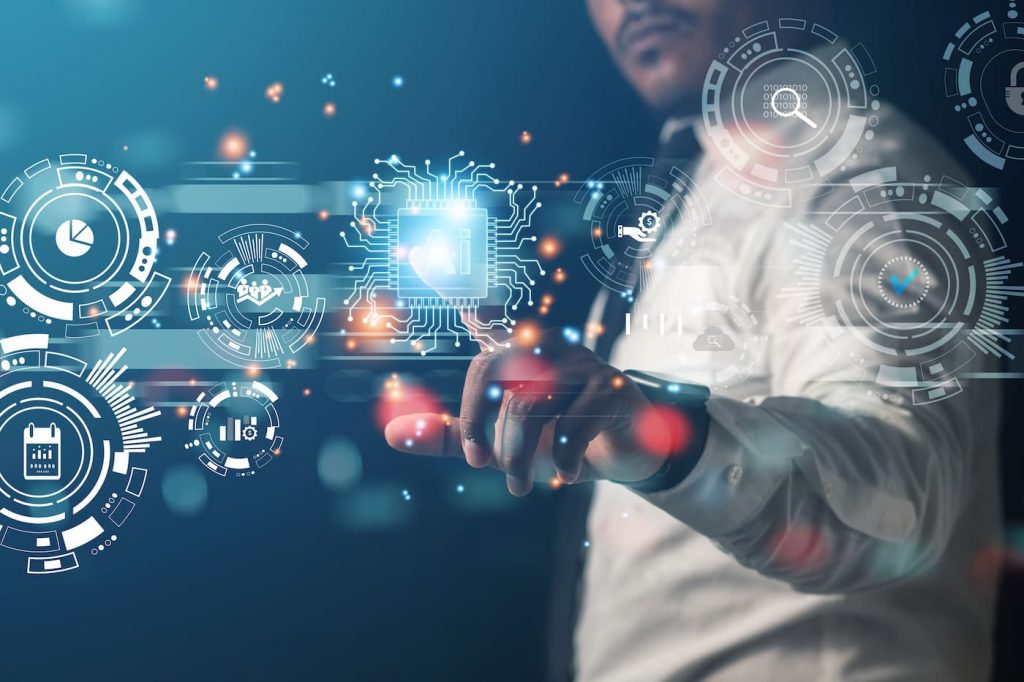 homem clicando em um painel holográfico com vários ícones digitais, fazendo uma análise de inteligência de dados