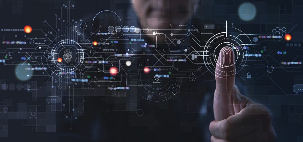 Pessoa pressionando sua digital em hologramas relacionados à cibersegurança. 