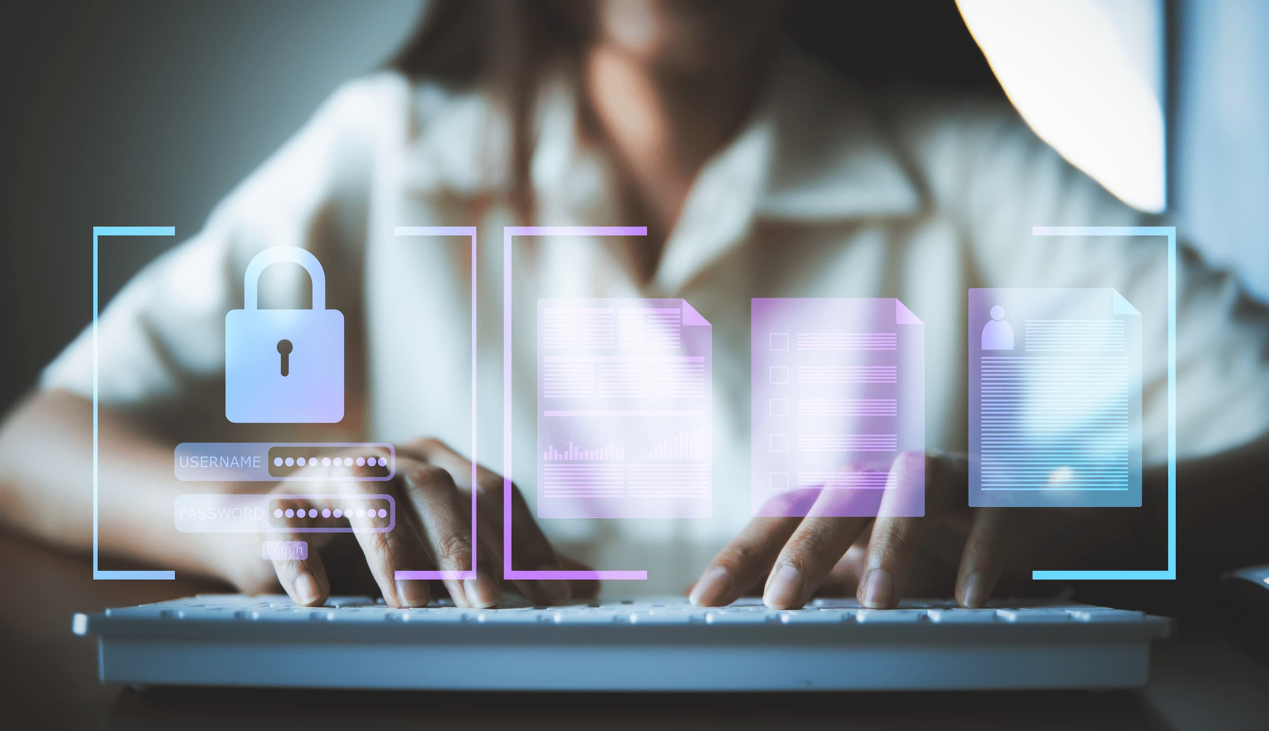 SIEM capa Mulher digitando sobre teclado que projeta holograma de cadeado e demais ícones de segurança cibernética.