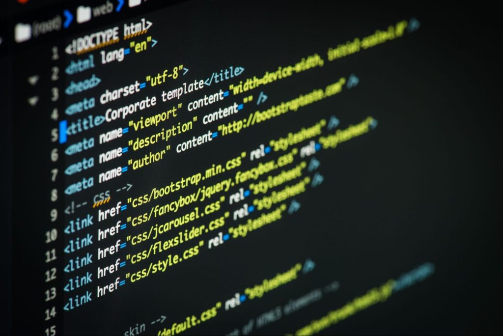 tela de um computador com um código HTML, com letras em azul, branco e amarelo sobre um fundo preto. 