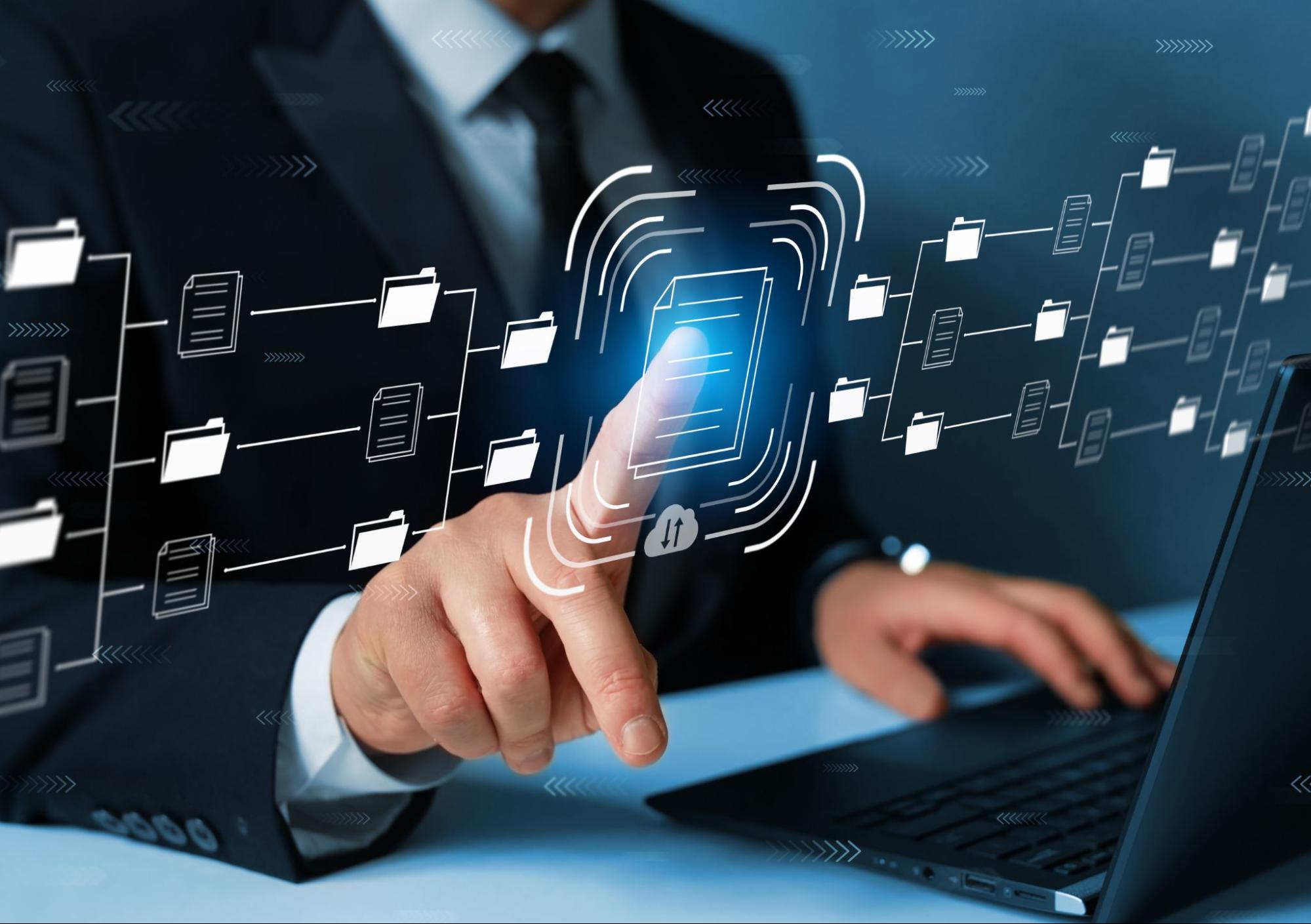 Profissional de TI utilizando notebook, tocando em símbolo virtual de pasta, com demais símbolos ao redor.