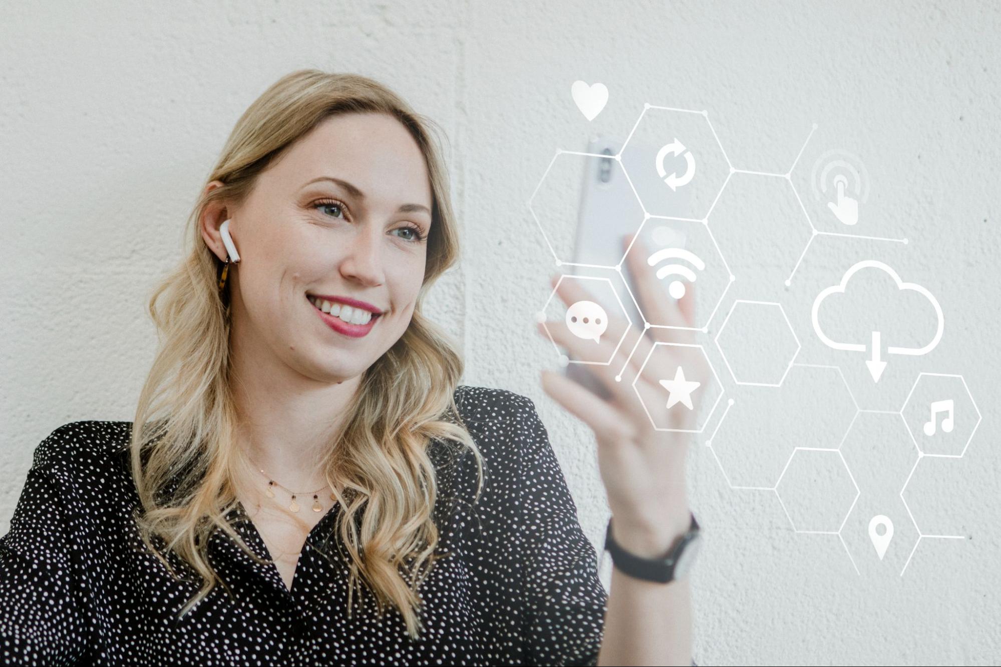 Mulher com fones de ouvido sem fio, sorrindo e utilizando celular. Em sua frente, símbolos da tecnologia, como wi-fi e nuvem, interligados.