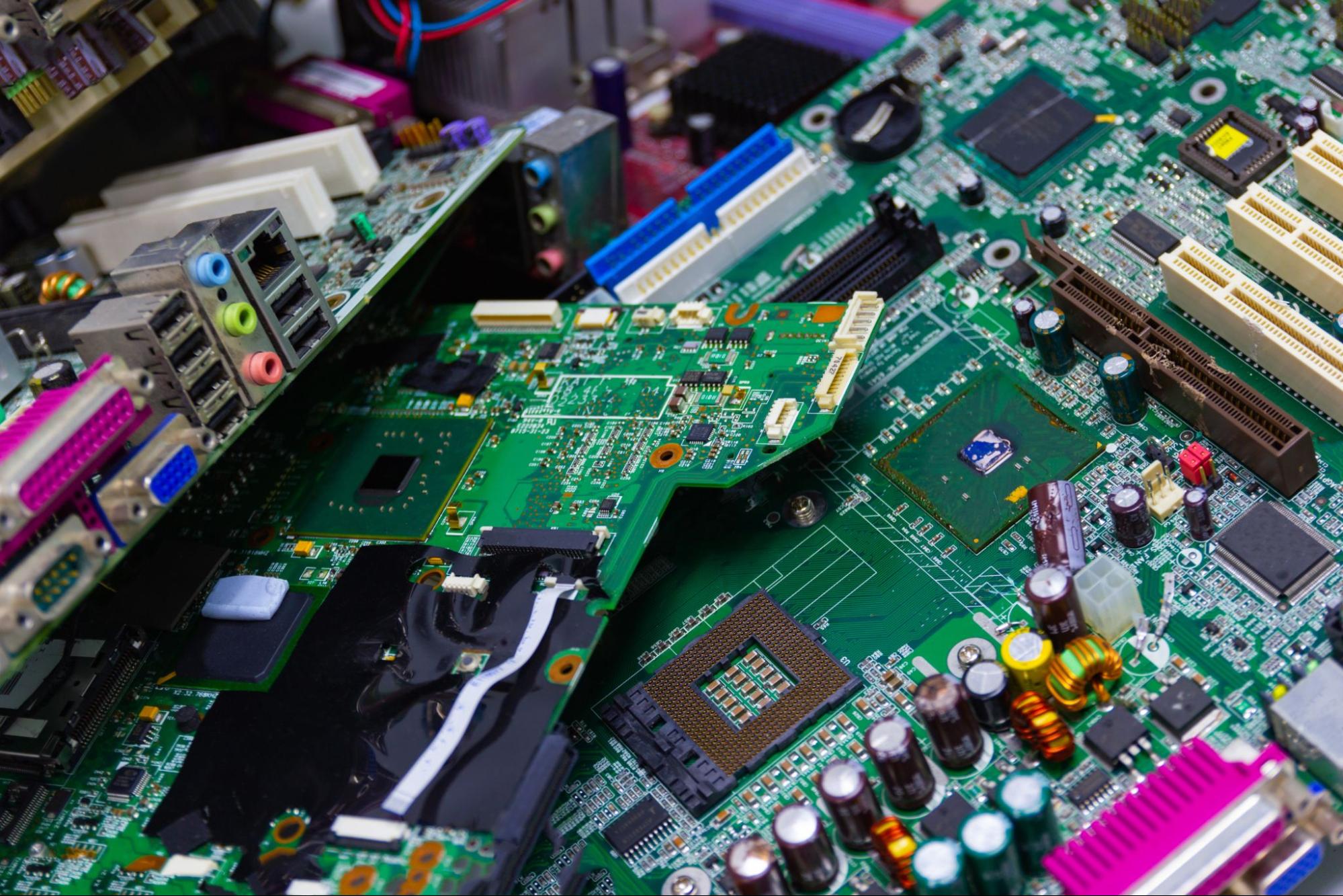 image4 placas de eletrônicos estão empilhadas uma sobre a outra, ilustrando lixo eletrônico.