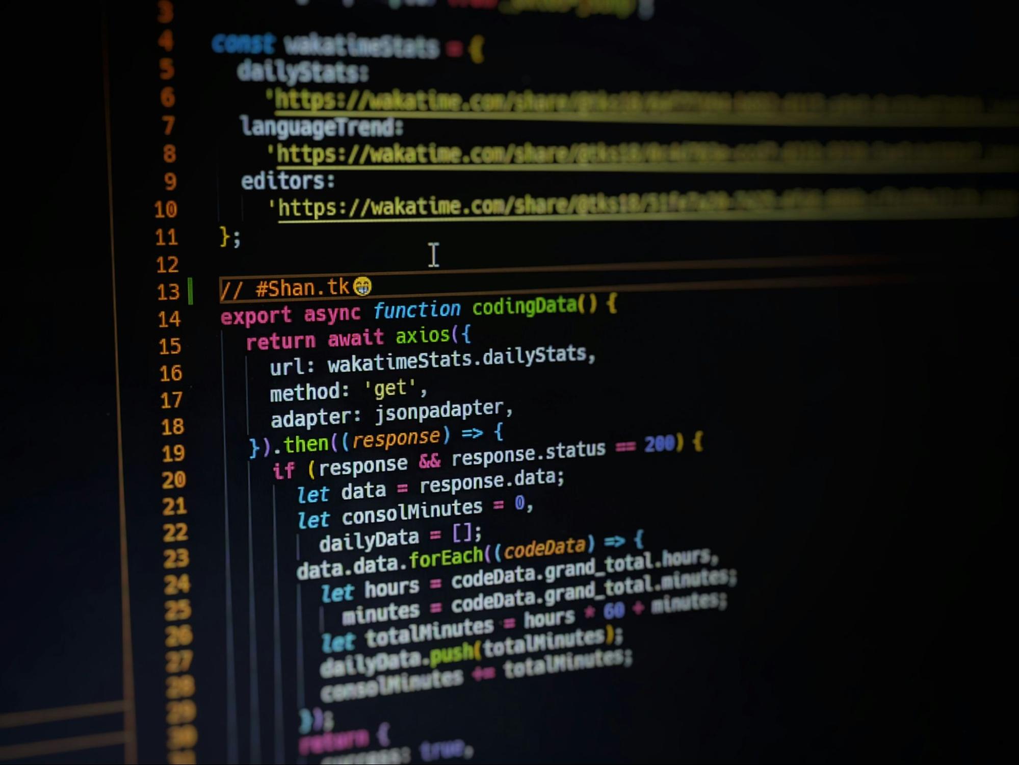 códigos dev aparecem em tela escura 