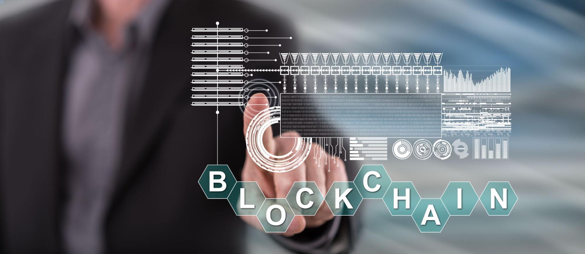 blockchain Pessoa apontando ou interagindo com uma tela digital exibindo gráficos, códigos e a palavra